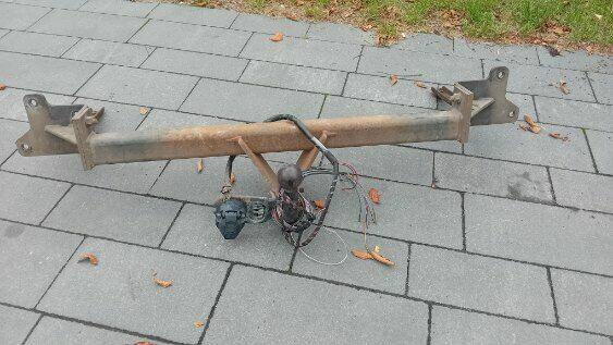 Oryginalny hak holowniczy Mazda 626