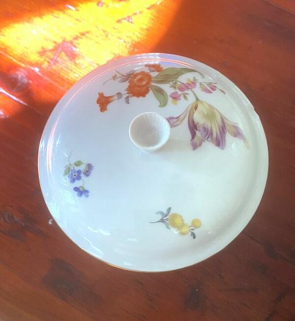 Bomboniera porcelanowa z ręczną florystyczną malaturą, Miśni