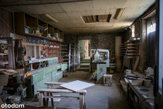 Hektarowe siedlisko z domem i trzystumetrową halą.