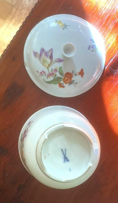 Bomboniera porcelanowa z ręczną florystyczną malaturą, Miśni