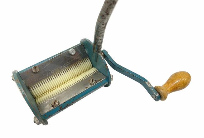 Ręczna maszynka do makaronu z czasów PRL