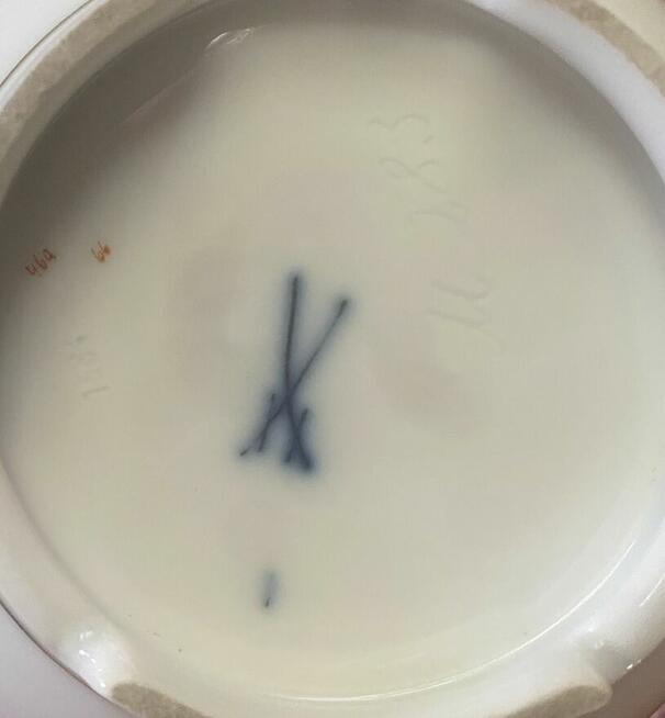 Bomboniera porcelanowa z ręczną florystyczną malaturą, Miśni