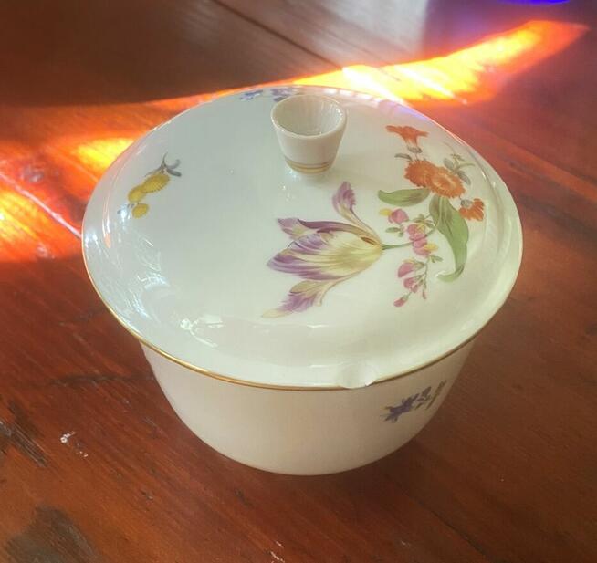 Bomboniera porcelanowa z ręczną florystyczną malaturą, Miśni