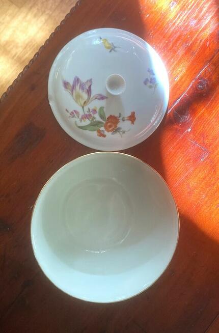 Bomboniera porcelanowa z ręczną florystyczną malaturą, Miśni