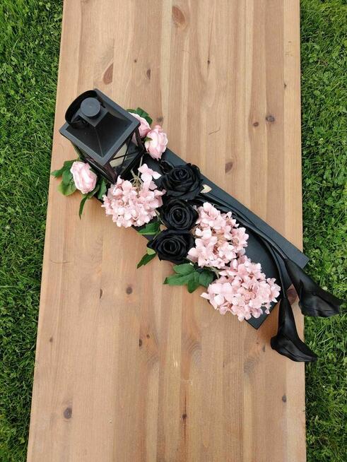 Kompozycja nagrobna na desce