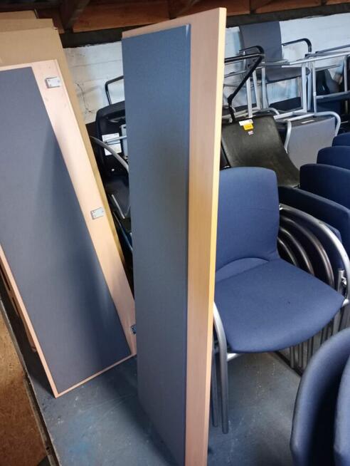 Przegroda biurowa z nakładkami tapicerowanymi przegrody biu