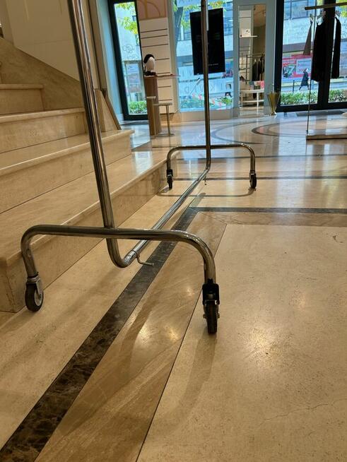 Wieszak metalowy na kółkach