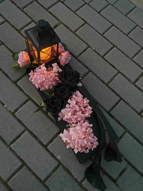 Kompozycja nagrobna na desce