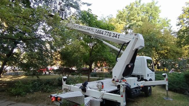 Podnośnik koszowy Wrocław wynajem z operatorem zwyżka 27m