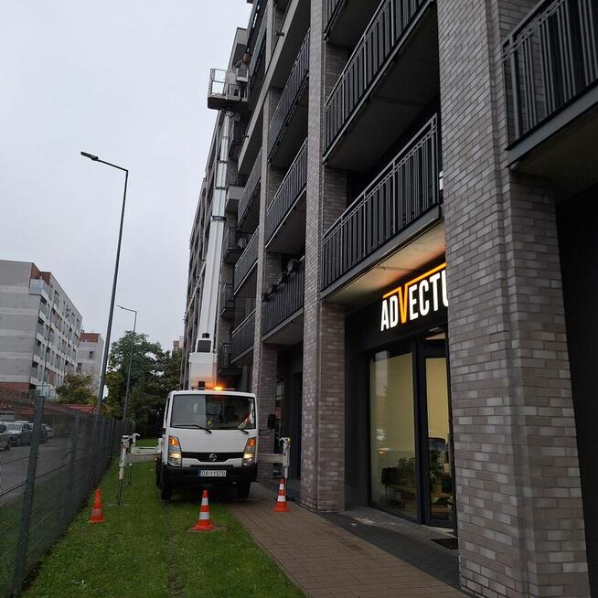 Podnośnik koszowy Wrocław wynajem z operatorem zwyżka 27m