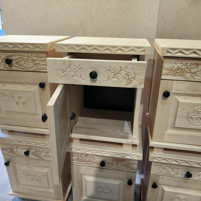 Szafka nocna z rzeźbioną rozetką i motywem lilii dostępne