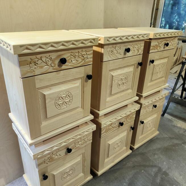 Szafka nocna z rzeźbioną rozetką i motywem lilii dostępne