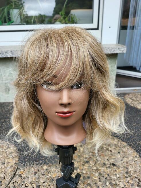 Modna i nowoczesna peruka na każdą okazję