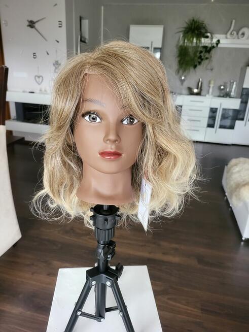 Modna i nowoczesna peruka na każdą okazję