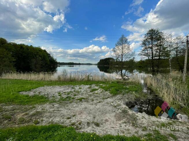 Działka rekreacyjna z linią brzegową jeziora