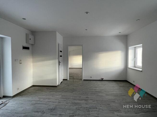 Budynek usługowy z widokiem na rzekę i park