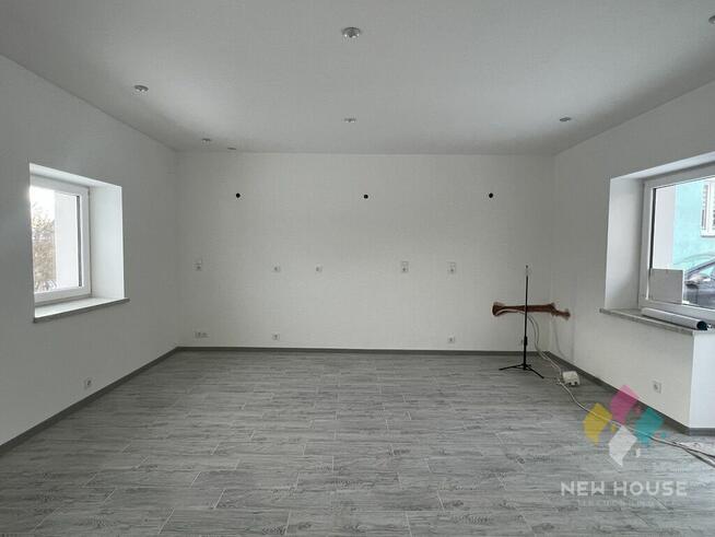 Budynek usługowy z widokiem na rzekę i park