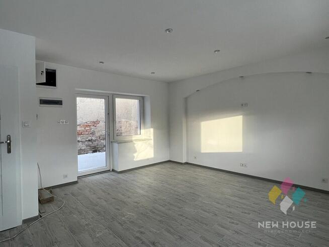 Budynek usługowy z widokiem na rzekę i park