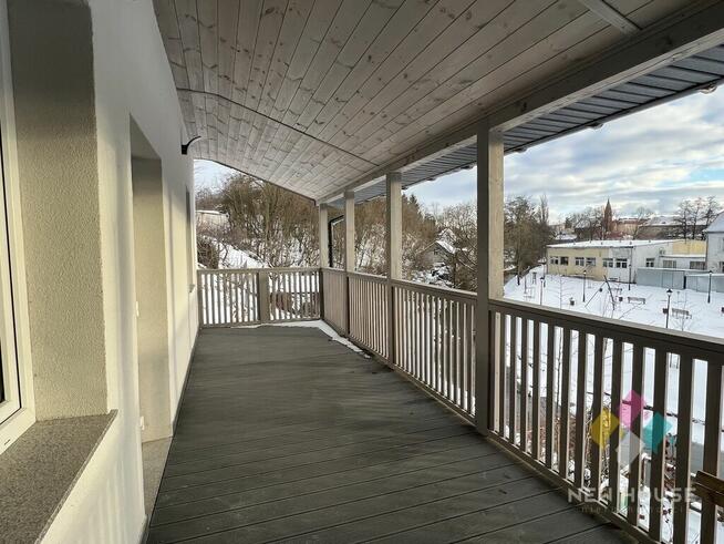 Budynek usługowy z widokiem na rzekę i park