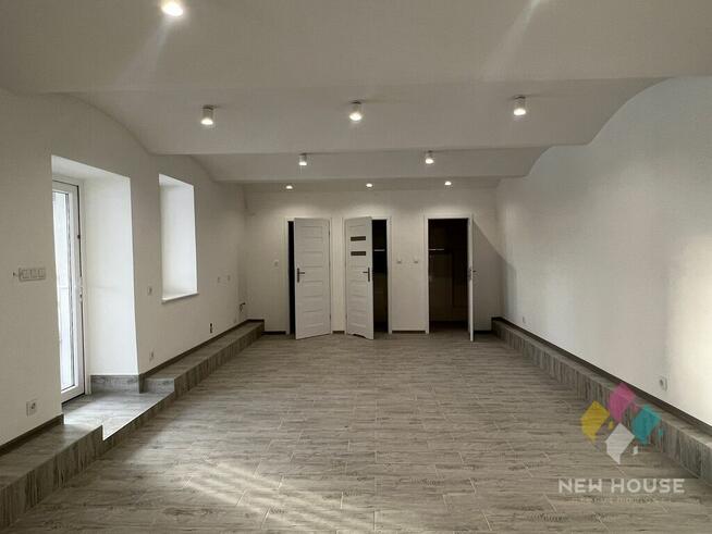 Budynek usługowy z widokiem na rzekę i park