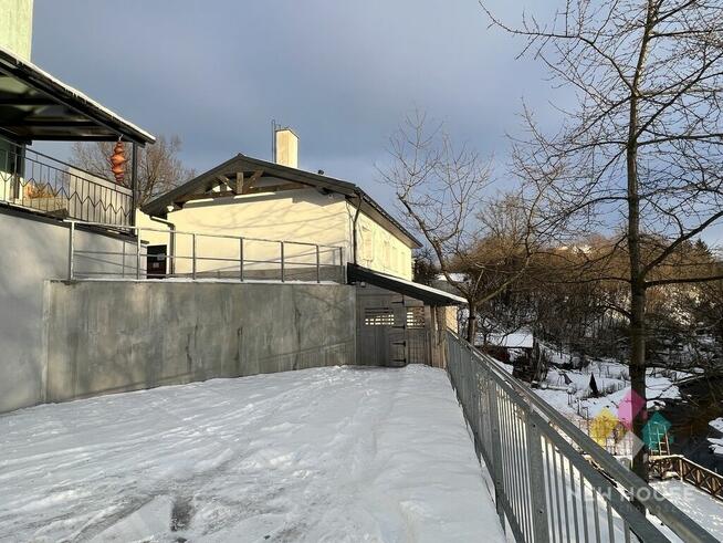 Budynek usługowy z widokiem na rzekę i park