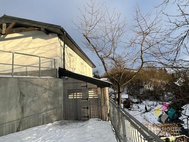 Budynek usługowy z widokiem na rzekę i park