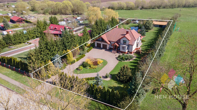 Przestronny dom z garażami, tarasem, staw, ogród