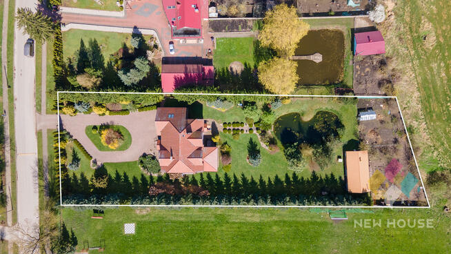 Przestronny dom z garażami, tarasem, staw, ogród