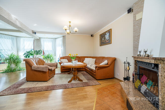 Przestronny dom z garażami, tarasem, staw, ogród