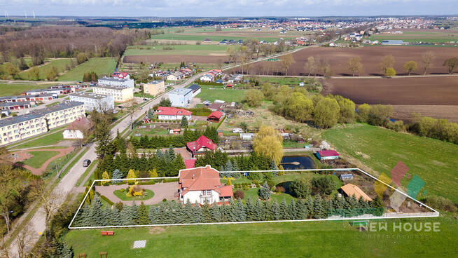 Przestronny dom z garażami, tarasem, staw, ogród