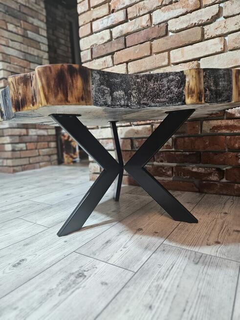 Stół z żywicą epoksydową