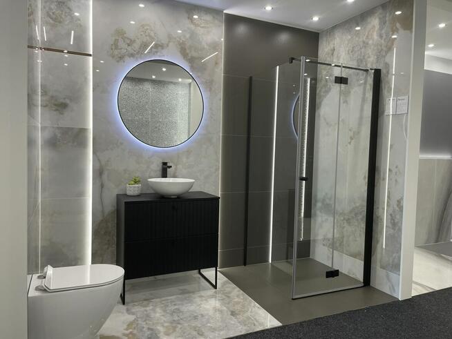 Sprzedawcę w salonie z wyposażeniem do łazienek