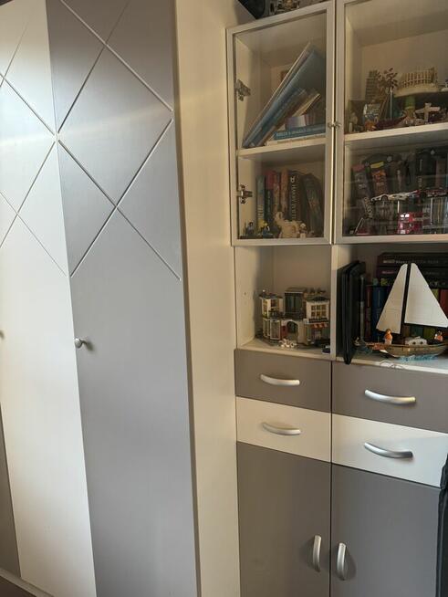 szafa i witryna do pokoju nastolatka