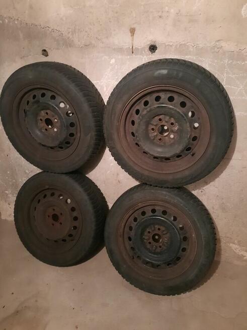 Zimowe opony z felgami 195 60 15 + śruby do kół