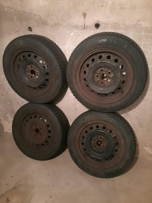 Zimowe opony z felgami 195 60 15 + śruby do kół