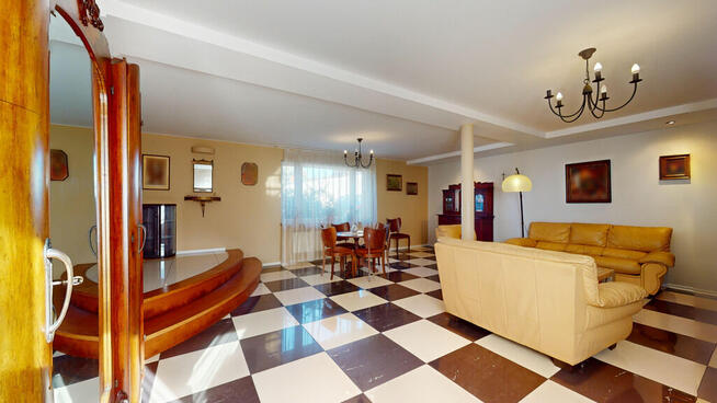 Wygodny dom zatopiony w zieleni