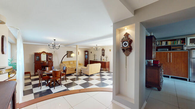 Wygodny dom zatopiony w zieleni