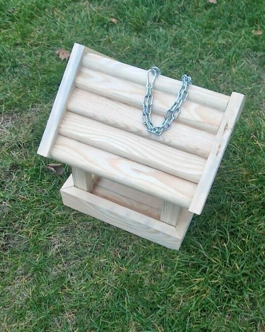 Karmnik dla ptaków + pudełko z ziarnem gratis.