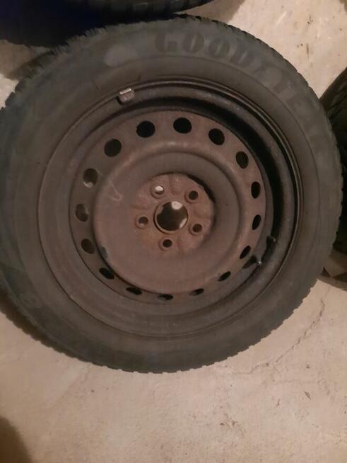 Zimowe opony z felgami 195 60 15 + śruby do kół