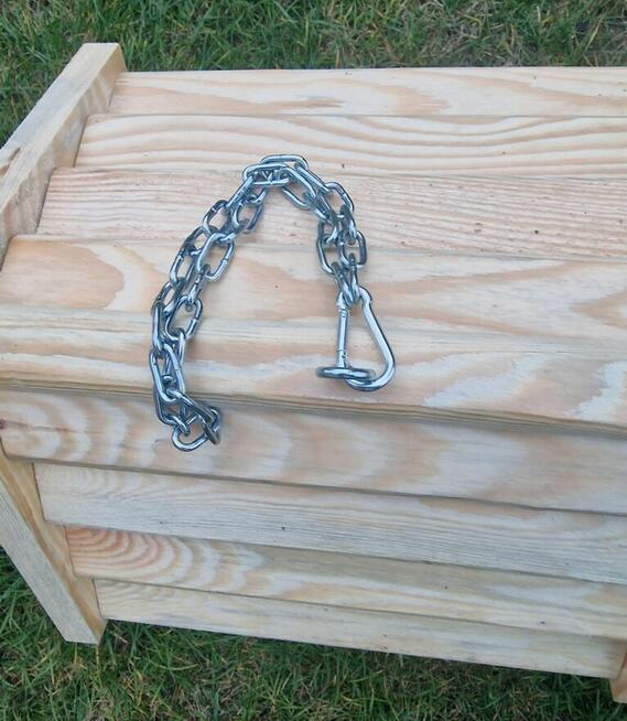 Karmnik dla ptaków + pudełko z ziarnem gratis.