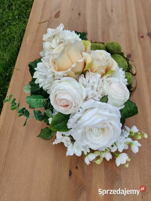 Kompozycja nagrobna w donicy z drzewa