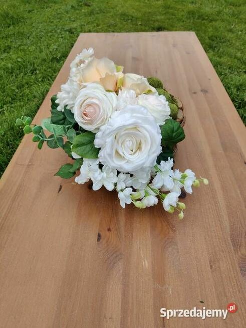 Kompozycja nagrobna w donicy z drzewa