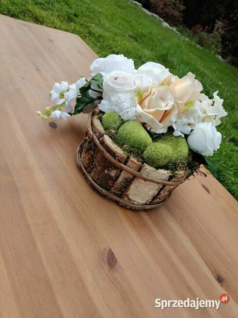 Kompozycja nagrobna w donicy z drzewa