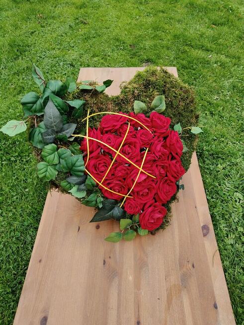 Kompozycja nagrobna w kształcie serca