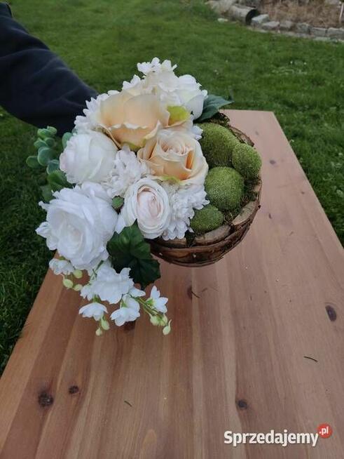 Kompozycja nagrobna w donicy z drzewa