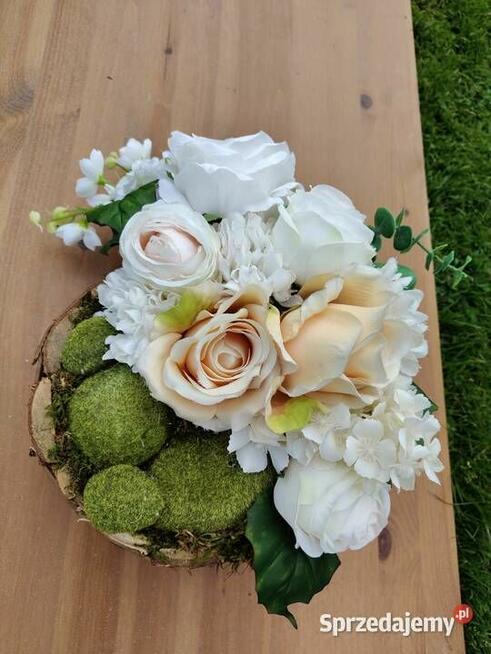 Kompozycja nagrobna w donicy z drzewa