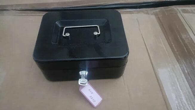 Box, czarna i szara kasetka metalowa na pieniądze na kluczyk