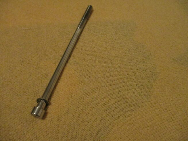 Śruba szpilka mostka kierownicy.