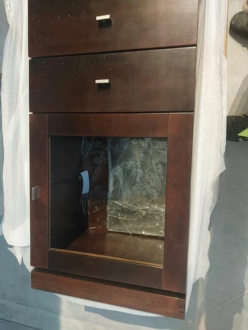 Używana przeszklona witryna do salonu marki KLOSE kolonialna