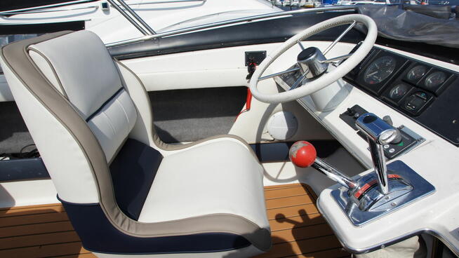 Bayliner 2858 Classic Fly, Jacht Motorowy, Diesel 220KM
